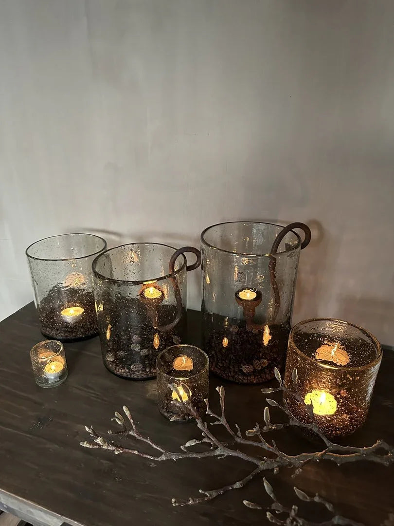 Handgemaakte windlichten met rustieke kaarsen op donkere houten tafel, My Sober Home stijl