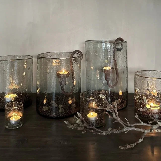 Handgemaakte glazen windlichten met kaarsen, landelijke woondecoratie van My Sober Home