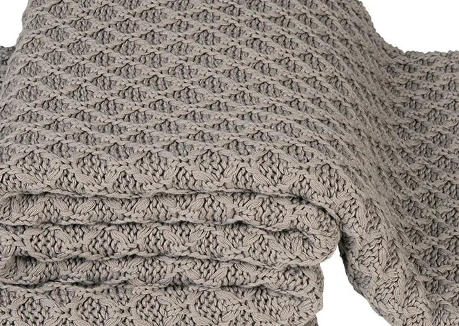 Woondeken Antwerpen Cloudy Grey, handgemaakt gebreid plaid, landelijke stijl, My Sober Home