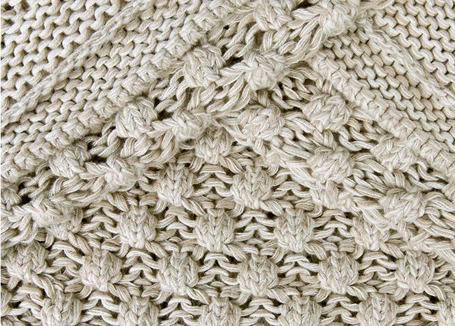 Detail van handgemaakte beige woondeken, grofgebreid met structuurpatroon, My Sober Home