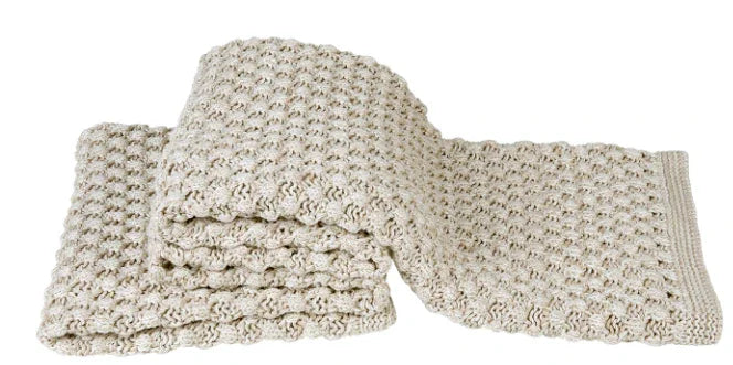 Beige grof gebreide woondeken Bergen Kiezel, sfeervol en handgemaakt voor landelijk interieur