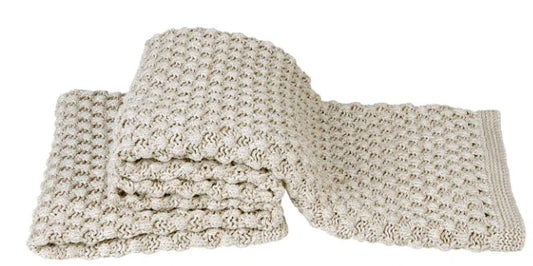 Beige grof gebreide woondeken Bergen Kiezel, sfeervol en handgemaakt voor landelijk interieur