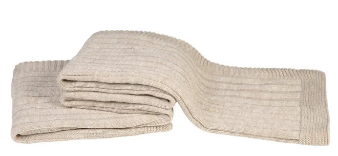 Beige gebreide woondeken met ribbelpatroon, landelijk en sober interieuraccessoire.