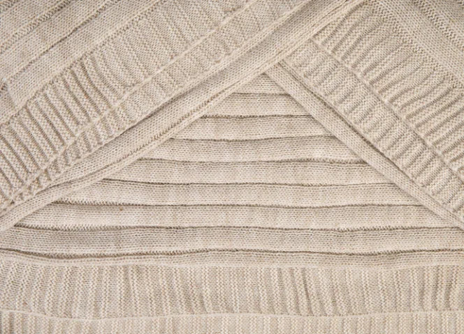 Close-up van beige woondeken Hindeloopen, grof gebreid, landelijk en stijlvol, My Sober Home