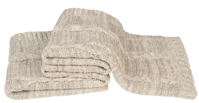 Gebreide beige woondeken met kabelpatroon, landelijke stijl, handgemaakt bij My Sober Home