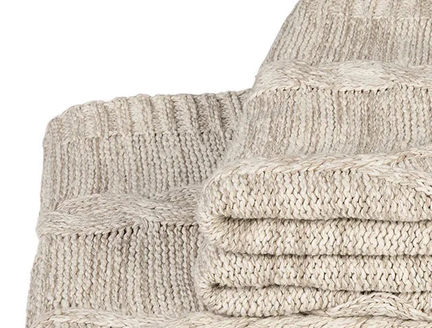 Close-up van een beige gebreide woondeken, handgemaakt, landelijke stijl, My Sober Home