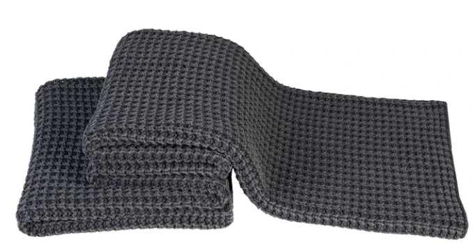 Antracietgrijze gebreide woondeken met wafelstructuur, landelijke stijl, My Sober Home