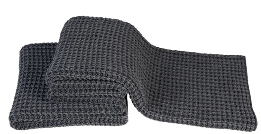 Antracietgrijze gebreide woondeken met wafelstructuur, landelijke stijl, My Sober Home