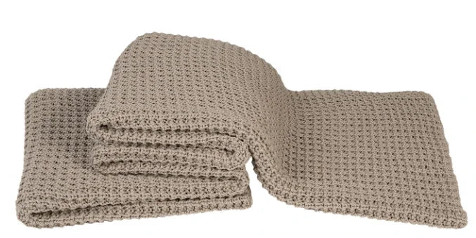 Beige gebreide woondeken met wafeltjespatroon, landelijk en authentiek, My Sober Home