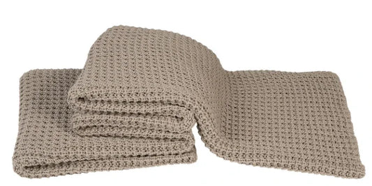 Beige gebreide woondeken met wafeltjespatroon, landelijk en authentiek, My Sober Home