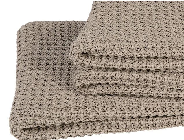 Close-up van beige gebreide woondeken, landelijke stijl, My Sober Home woonaccessoire