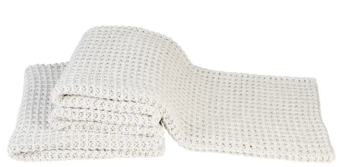 Naturel woondeken met grove structuur, handgemaakt, ideaal voor een sober, landelijk interieur