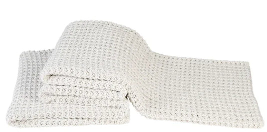 Naturel woondeken met grove structuur, handgemaakt, ideaal voor een sober, landelijk interieur