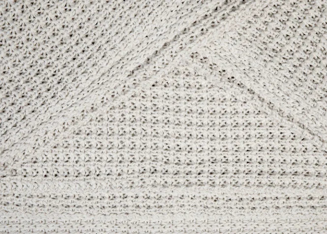 Detail close-up van naturel gebreide woondeken Lyon, handgemaakt, landelijk en sober design.