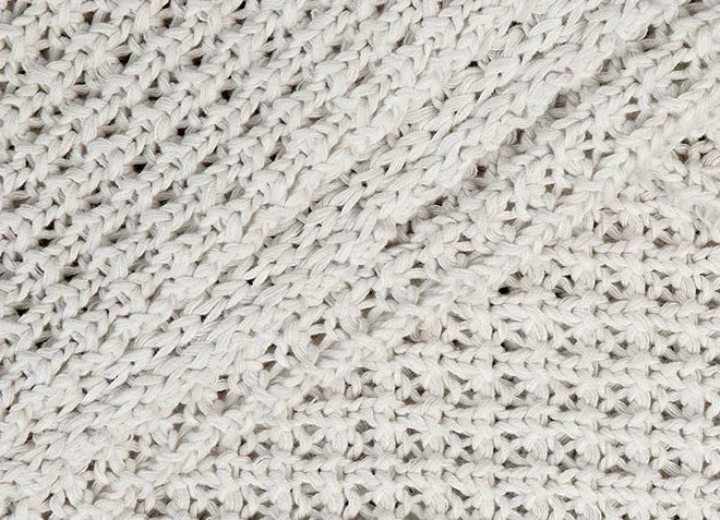 Natuurlijke handgemaakte woondeken met grof gebreid patroon, My Sober Home woonaccessoire