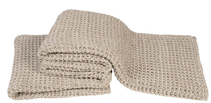 Beige gebreide woondeken Lyon van My Sober Home, handgemaakt voor een landelijk en sober interieur