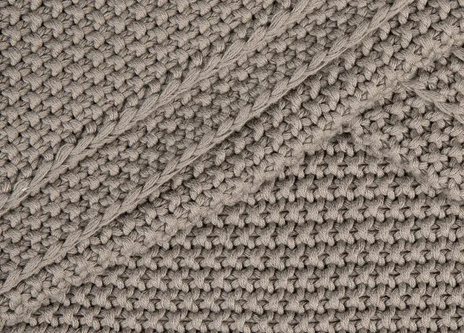 Beige handgemaakte woondeken, grof gebreid, rustiek en stijlvol detail My Sober Home