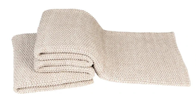 Beige gebreide woondeken, landelijke stijl, handgemaakt, My Sober Home woonaccessoire