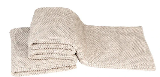 Beige gebreide woondeken, landelijke stijl, handgemaakt, My Sober Home woonaccessoire