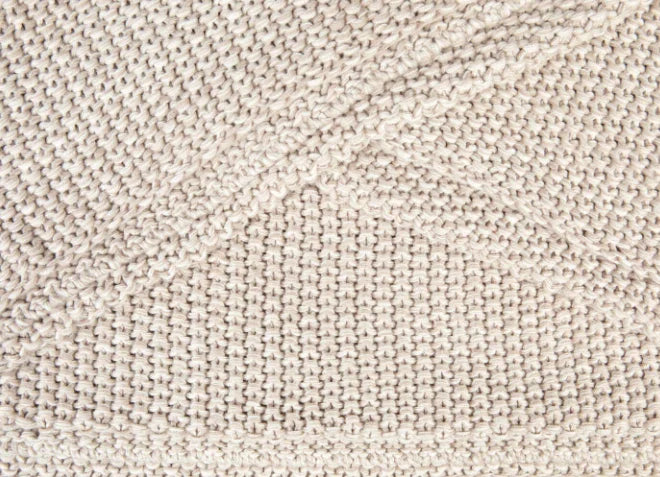 Close-up van handgemaakte beige woondeken, grove structuur, landelijk interieur My Sober Home