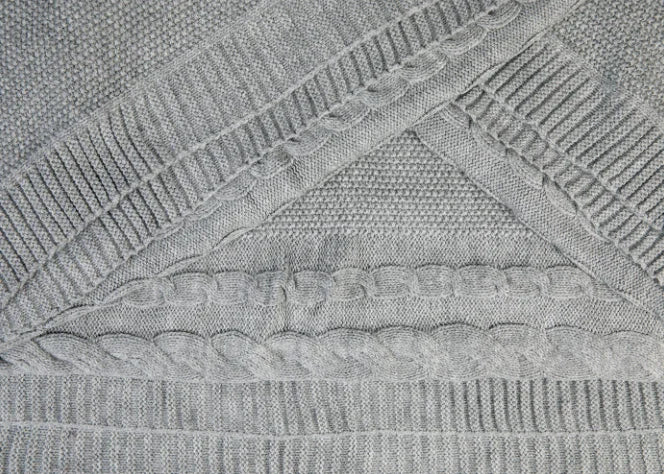 Close-up grijze gebreide woondeken met kabelpatroon, My Sober Home woonaccessoire