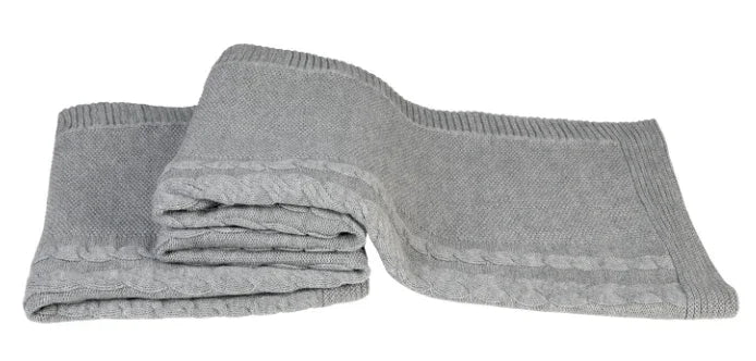 Grijze gebreide woondeken met kabelpatroon, landelijke stijl, My Sober Home