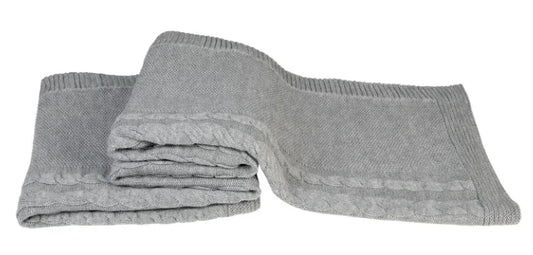 Grijze gebreide woondeken met kabelpatroon, landelijke stijl, My Sober Home