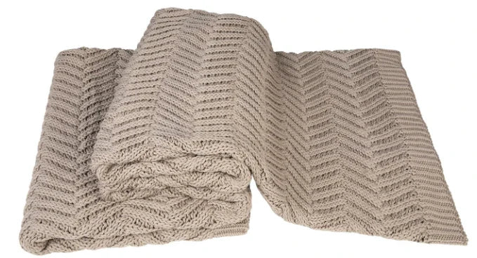 Beige gebreide woondeken met visgraatpatroon, handgemaakt, landelijk en sober design