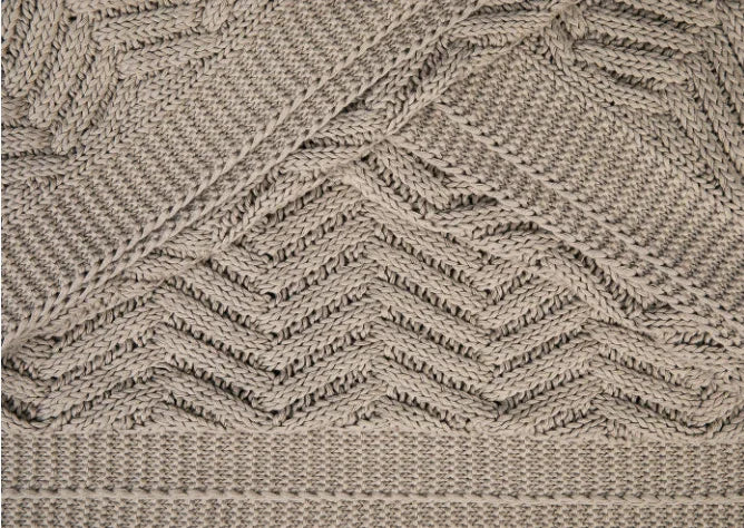 Close-up beige gebreide woondeken Vlieland met zigzagpatroon, My Sober Home woonaccessoire