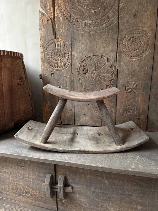 Authentiek handgemaakt houten zaaikrukje op rustiek meubel, landelijk en sober interieur