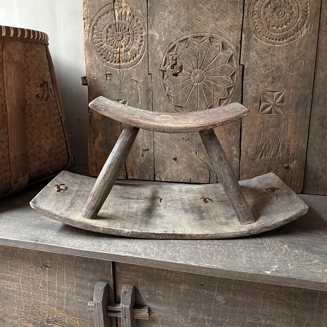 Alter Holzschemel, chinesischer Stuhl