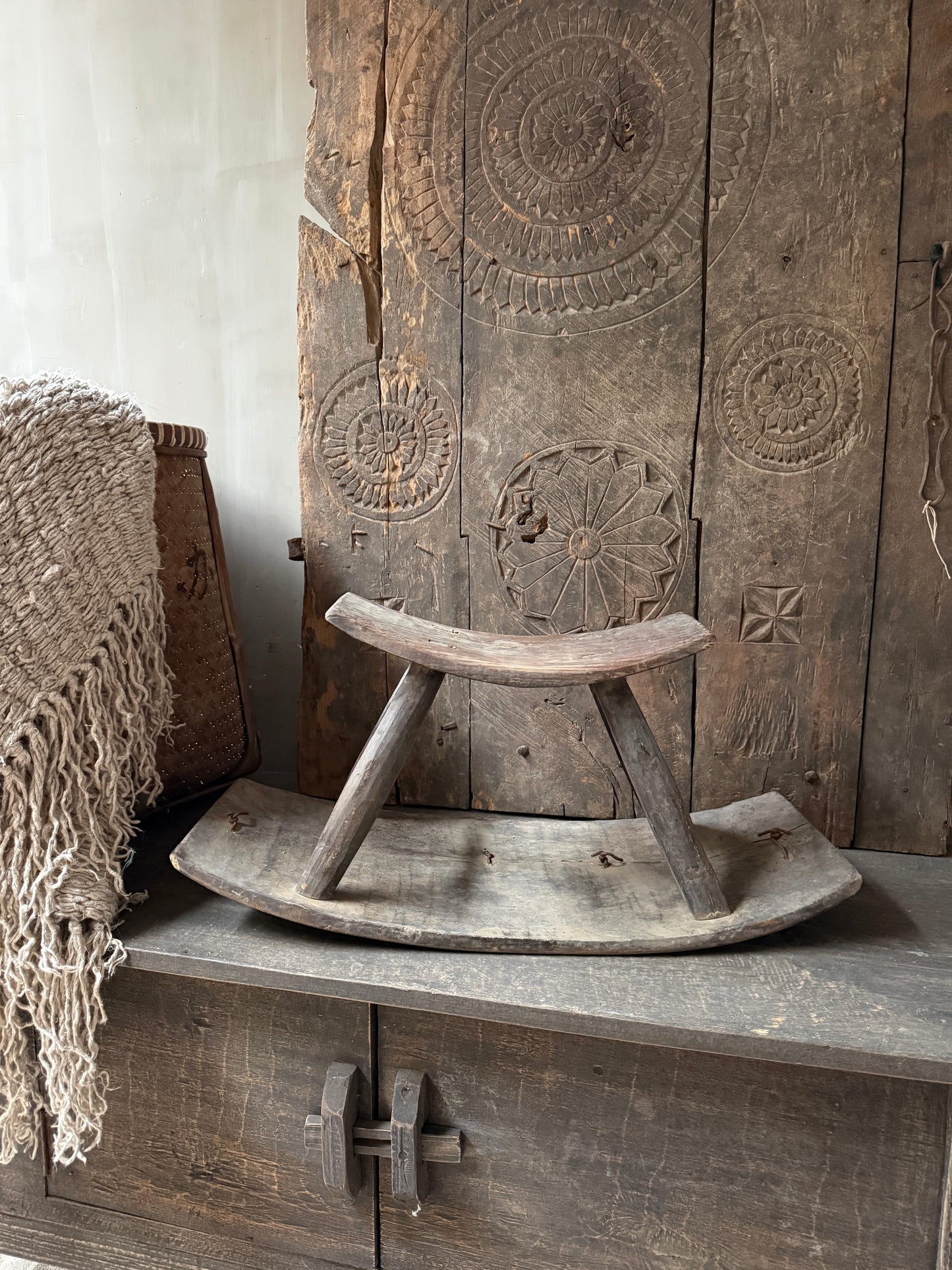 Authentiek handgemaakt houten zaaikrukje op kast, sober landelijk interieur My Sober Home