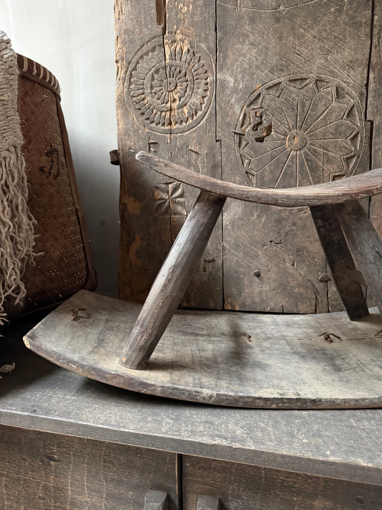 Authentiek houten zaaikrukje met houtsnijwerk, sober landelijk interieuraccessoire