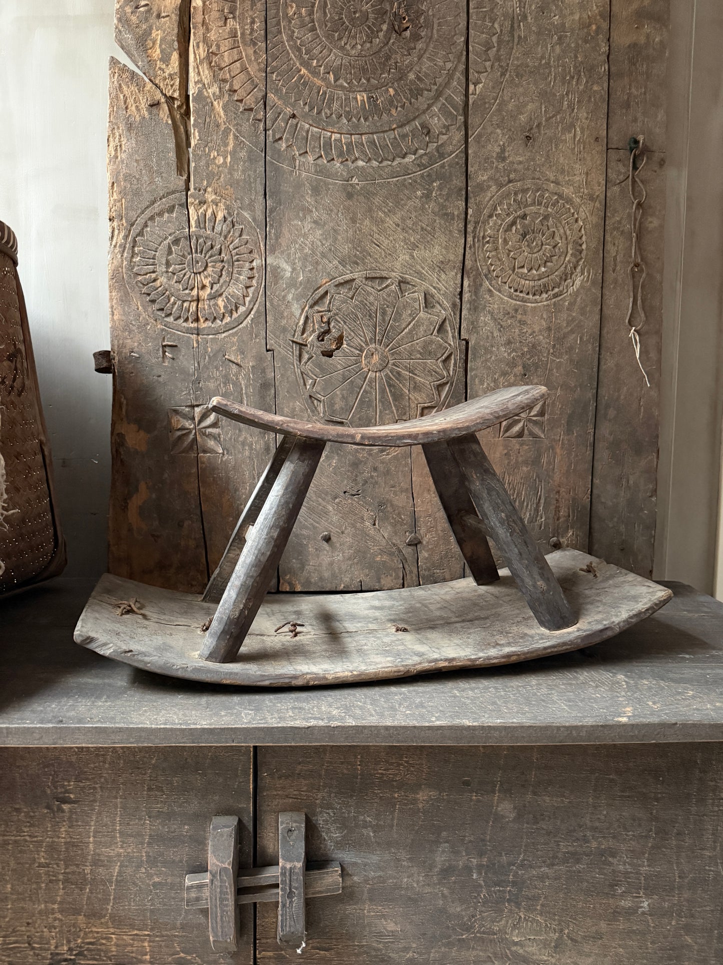 Authentiek, handgemaakt houten zaaikrukje op rustieke kast bij My Sober Home, landelijk interieur