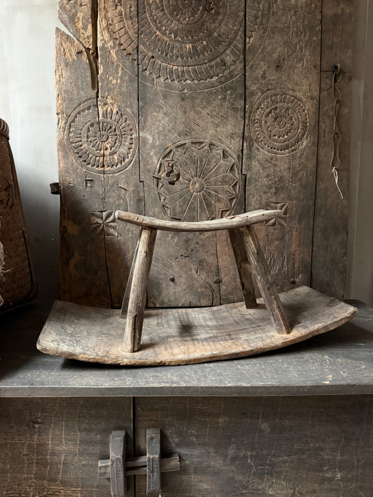 Authentiek houten zaaikrukje op donker houten kast, landelijk handgemaakt woonaccessoire