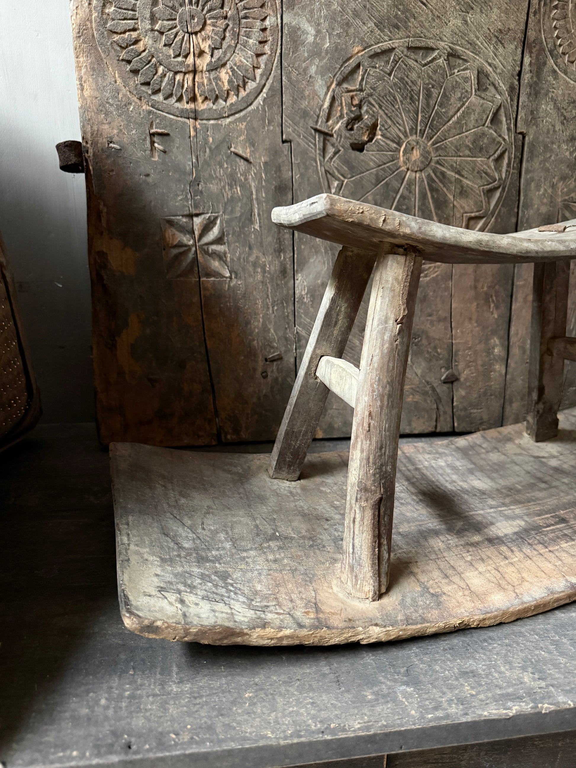 Authentiek handgemaakt houten zaaikrukje, sober woonaccessoire bij My Sober Home.