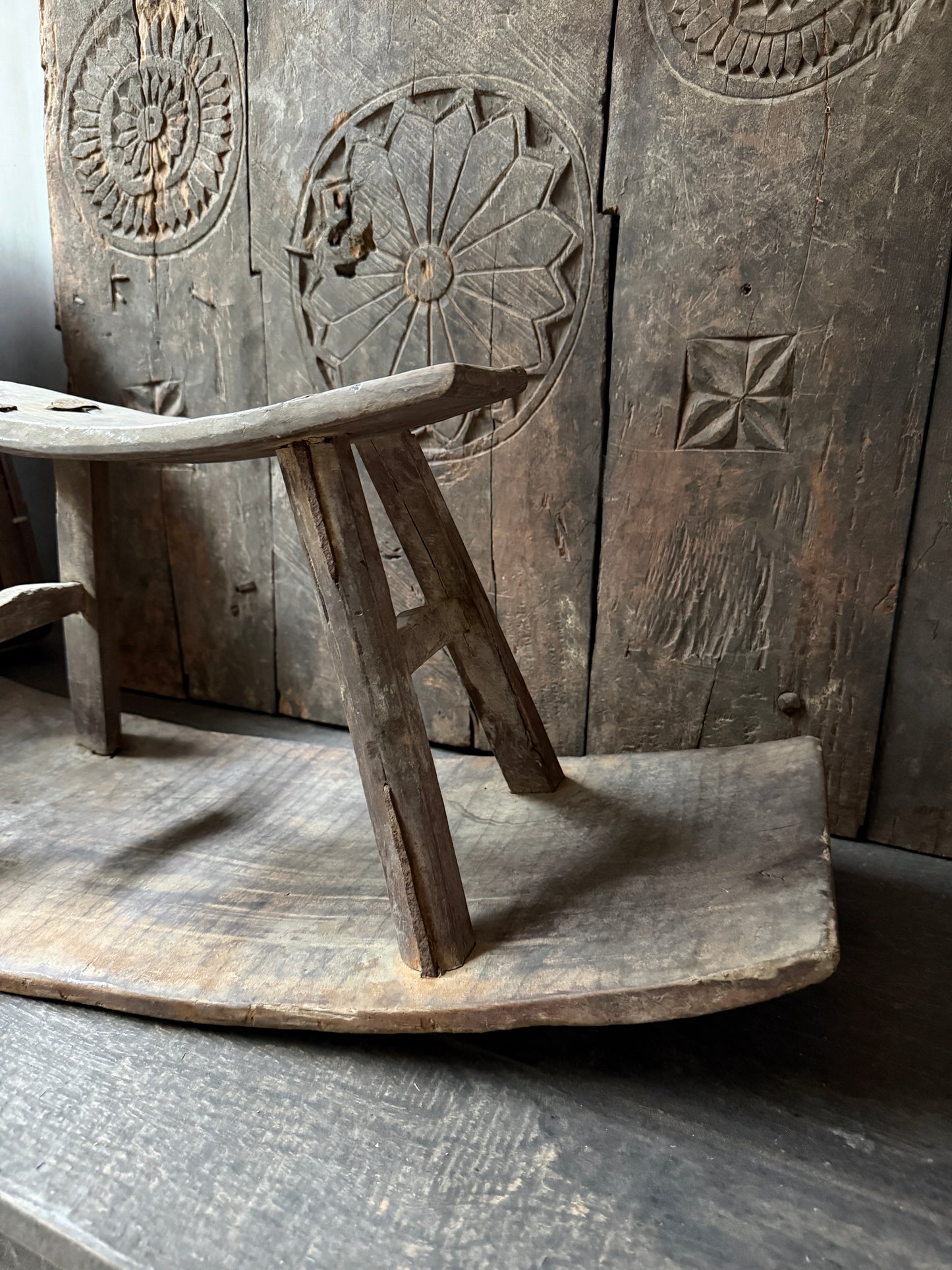 Handgemaakt houten zaaikrukje op rustieke achtergrond, sober landelijk interieur accent