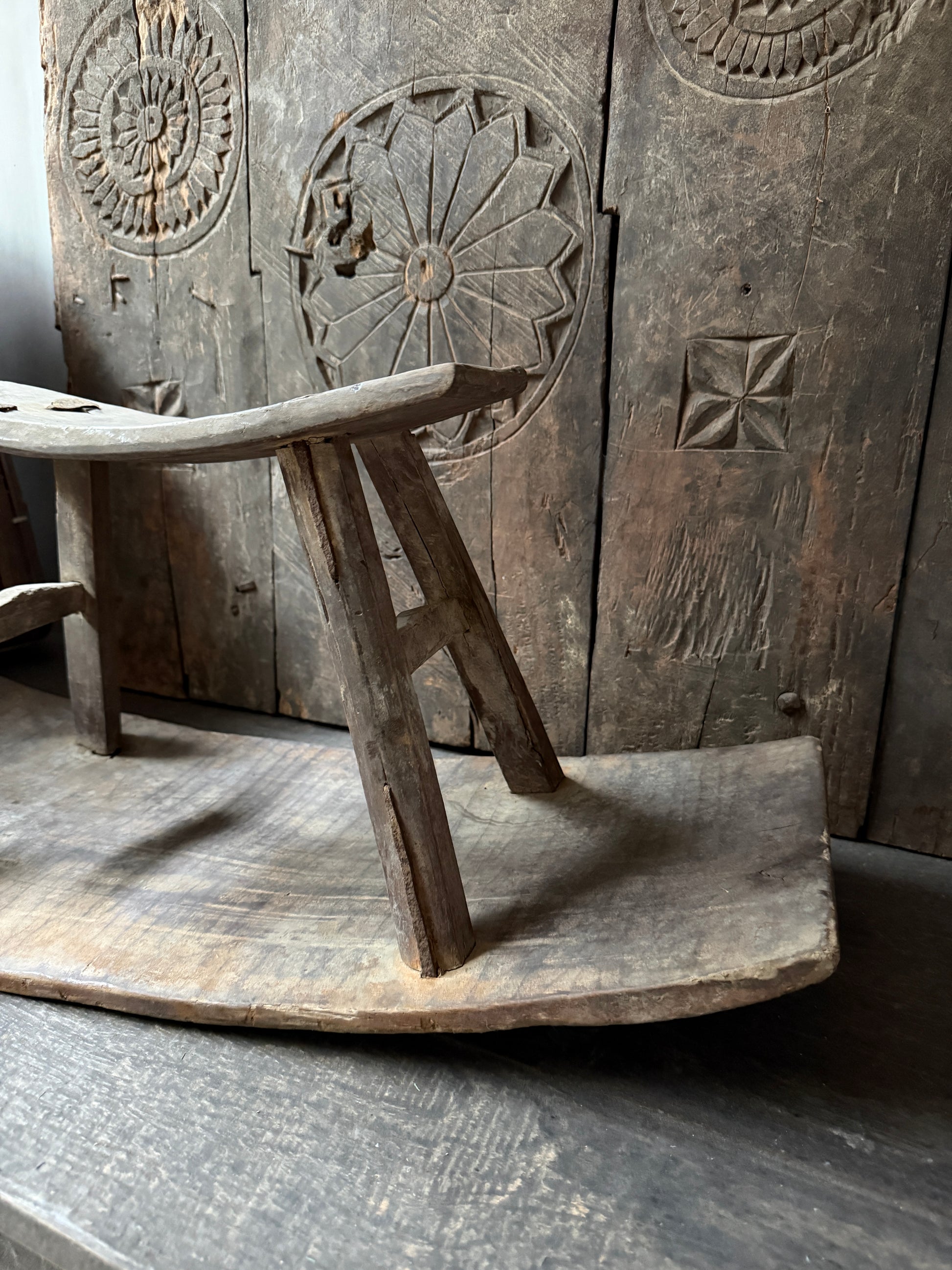 Handgemaakt houten zaaikrukje op rustieke achtergrond, sober landelijk interieur accent