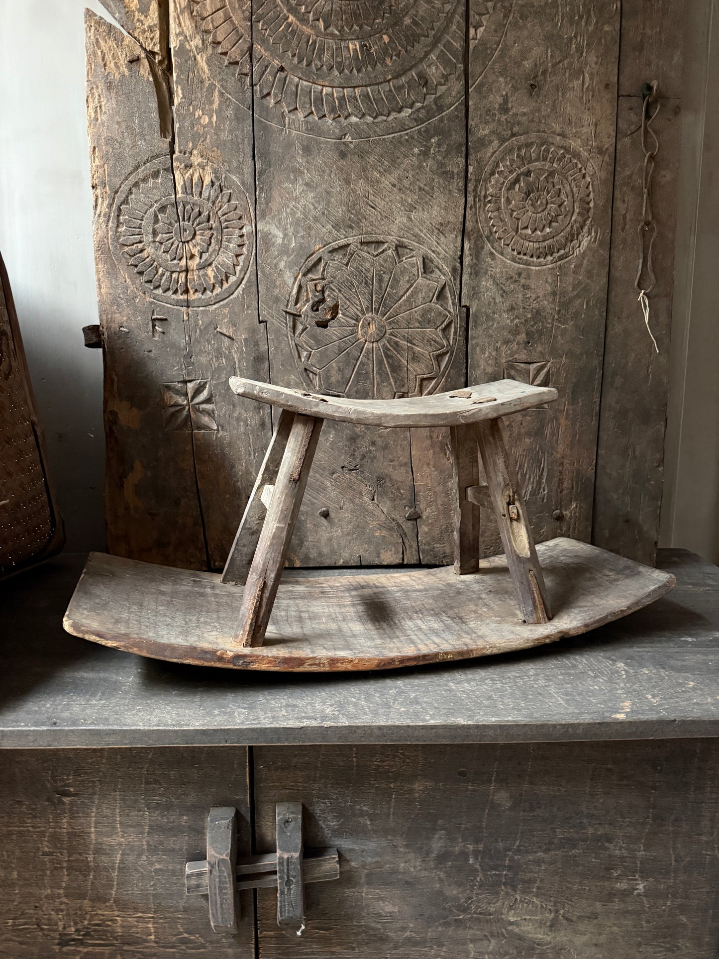 Handgemaakt houten zaaikrukje op oud kastje, authentiek woonaccessoire My Sober Home