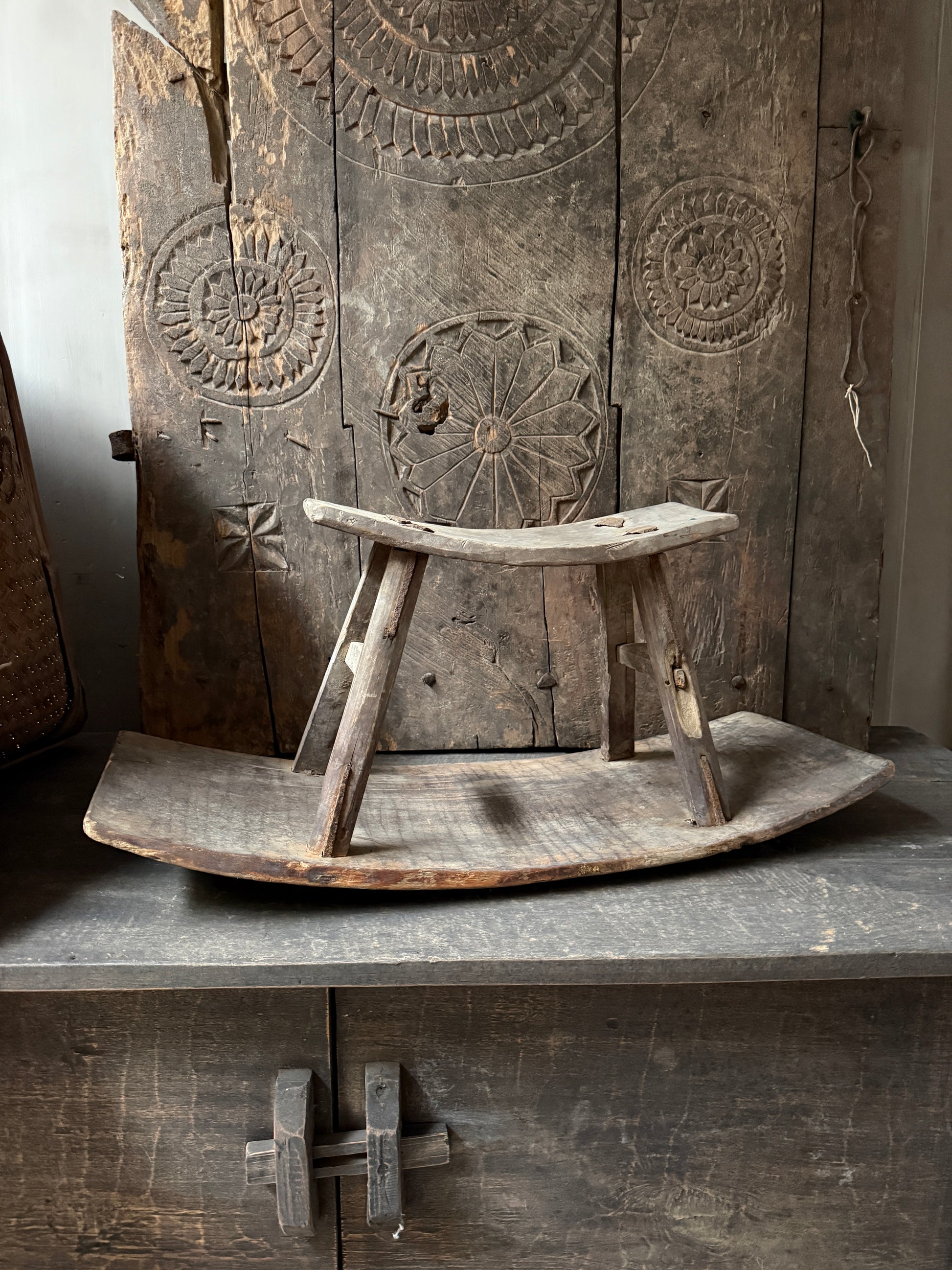 Handgemaakt houten zaaikrukje op oud kastje, authentiek woonaccessoire My Sober Home