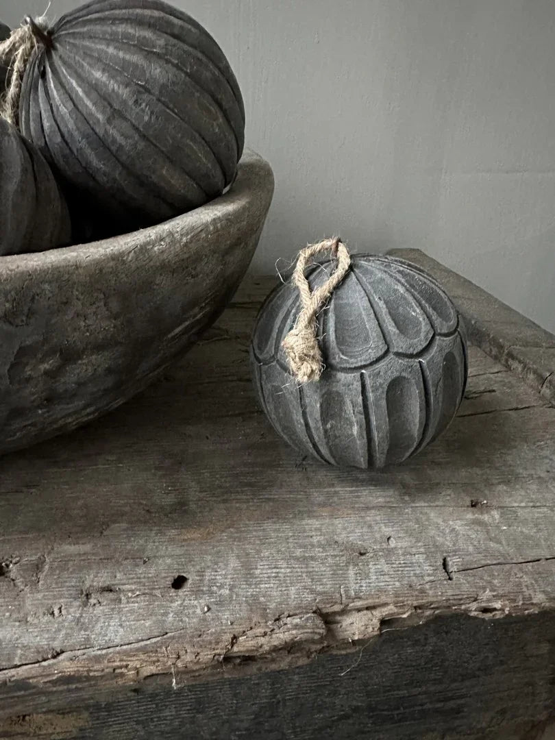 Handgemaakte decoratieve bal van hout met touw, landelijke woonaccessoires My Sober Home