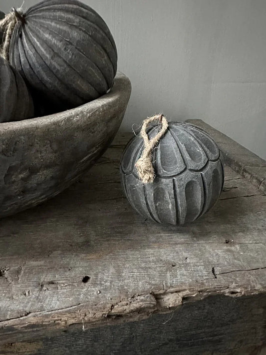 Handgemaakte decoratieve bal van hout met touw, landelijke woonaccessoires My Sober Home