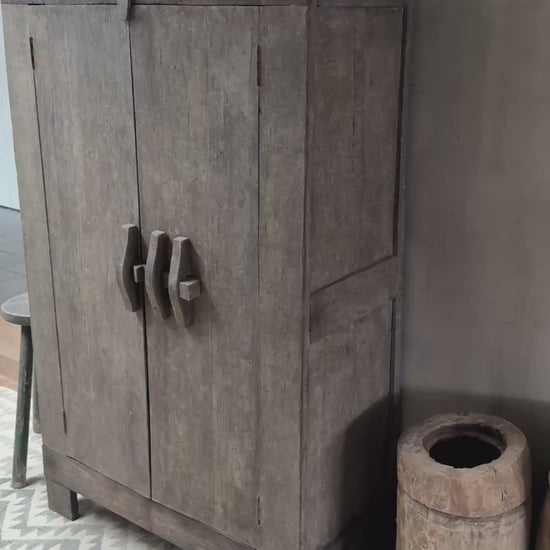 Houten meidenkast met handgemaakt karakter en natuurlijke veroudering