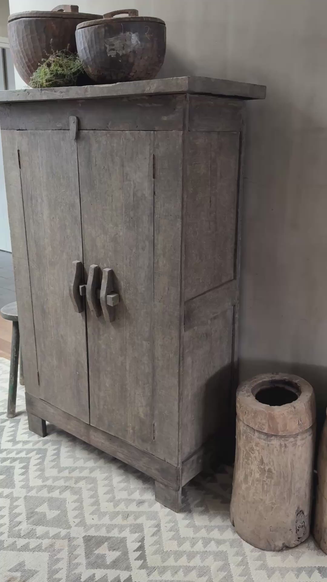 Houten meidenkast met handgemaakt karakter en natuurlijke veroudering