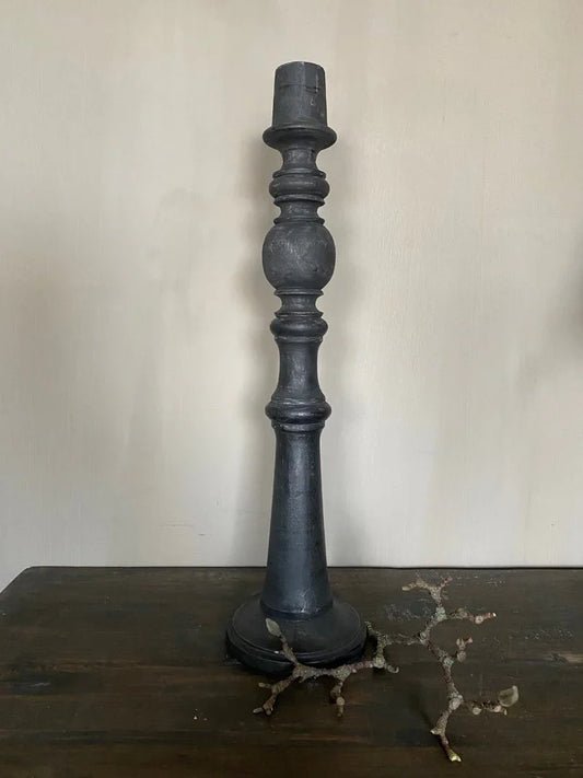 Zwarte houten kaarsenhouder op houten tafel, landelijk en sober woonaccessoire, My Sober Home