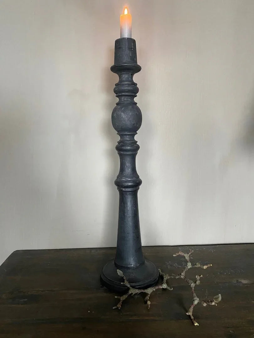 Handgemaakte zwarte houten kandelaar met kaars, sober landelijk interieuraccessoire