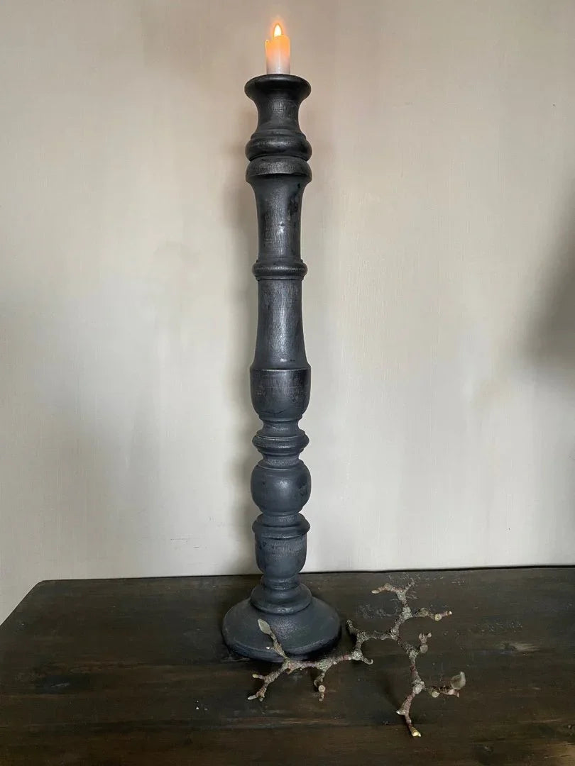 Zwarte houten kandelaar met brandende kaars, landelijke handgemaakte woonaccessoire