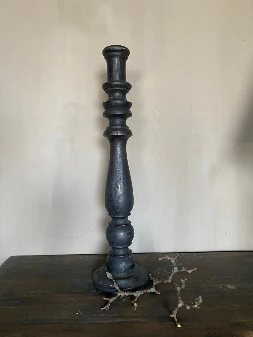 Zwarte houten kandelaar op donkere tafel, landelijke woonaccessoire My Sober Home