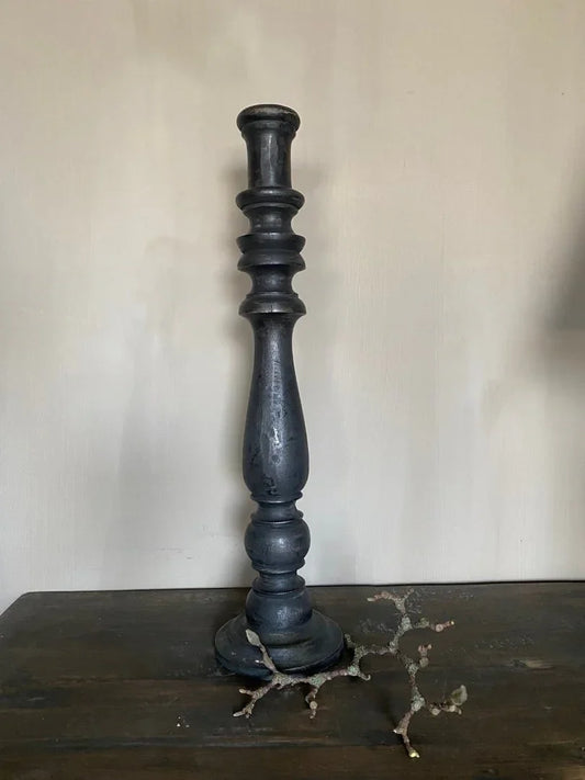 Zwarte houten kandelaar op donkere tafel, landelijke woonaccessoire My Sober Home