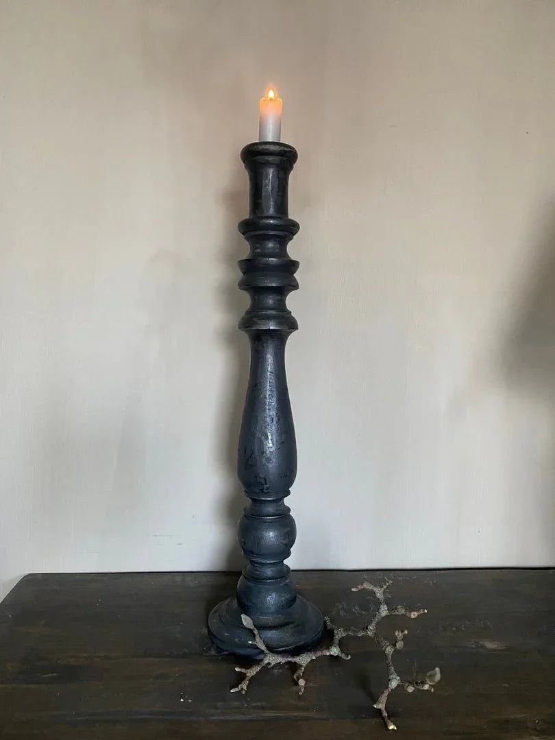 Hoge zwarte houten kandelaar met brandende kaars, landelijke sober woonaccessoire My Sober Home